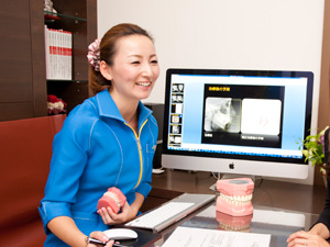 女性カウンセラー